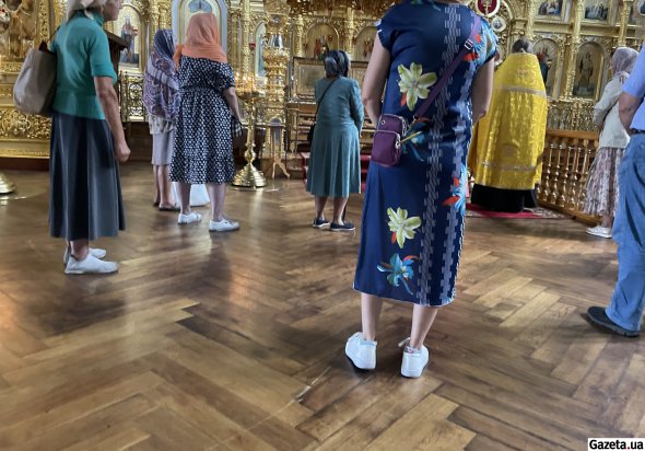 Богослужіння у Покровському монастирі проводять російською. Однак черниці у більшості спілкуються між собою державною