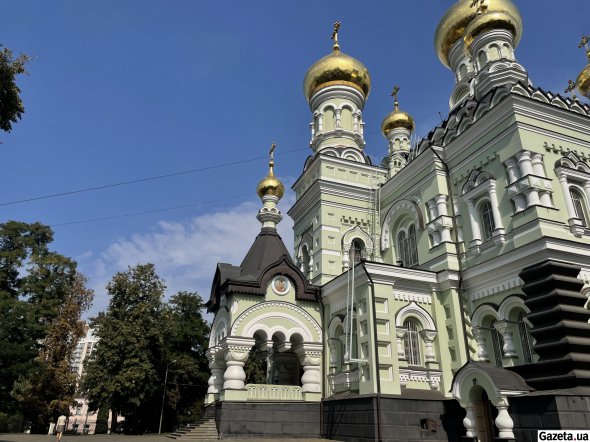 Строительство собора длилось 15 лет. Больничные корпуса указанного Покровского монастыря были собственностью Киевского дворянского собрания