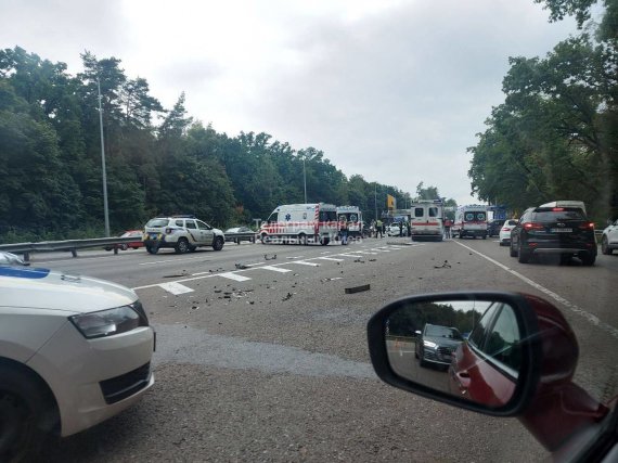 Купа "швидких" і поліції: на Житомирській трасі під Києвом сталась ДТП