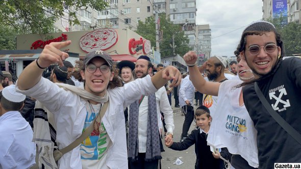 Хасиди об'єднуються в окремі незалежні групи – династії. Кожну з них очолює спадковий лідер – ребе. Він вважається духовним авторитетом, з яким послідовник повинен бути пов'язаним, аби наблизитися до Бога