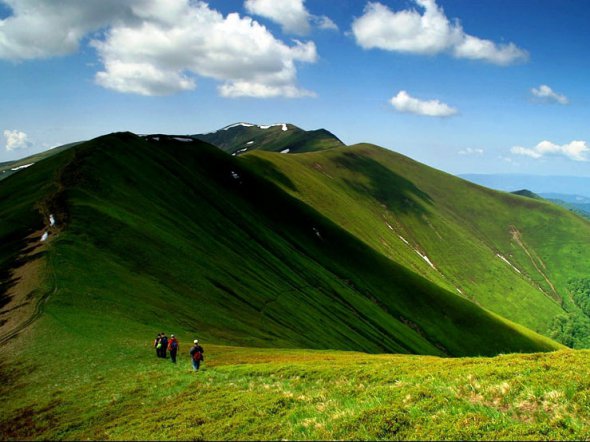 Одна из самых популярных и узнаваемых туристических маршрутов на Карпатских полонинах. – Боржава. Она самая длинная среди других – 50 км