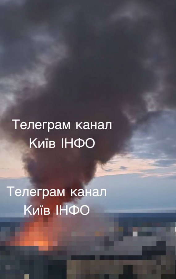 Рятувальники гасять пожежу в Дарницькому районі