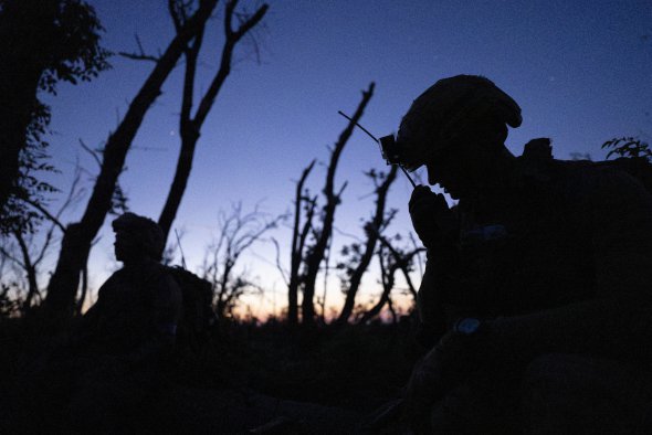 Українські військові йдуть обвугленим лісом на лінії фронту за кілька кілометрів від Андріївки, Донецька область, 16 вересня 2023 року 