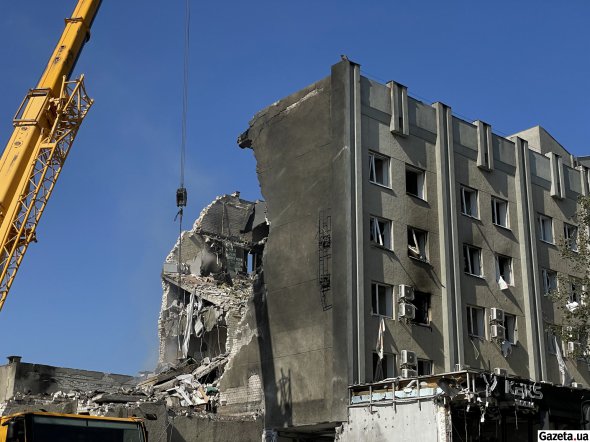 На рассвете 21 сентября боевая часть российской ракеты попала в крышу гостиничного комплекса в центре Черкасс. Начался пожар. Десять человек получили травмы. Самого тежелого  пострадавшего достали из-под завалов из подвала отеля