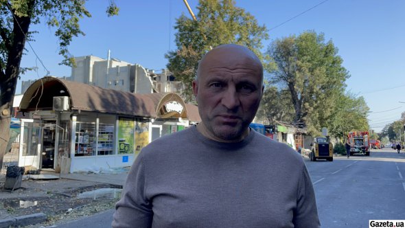 Городской голова Черкасс Анатолий Бондаренко обещает помощь людям, пострадавшим в результате ракетной атаки. Также будет решаться вопрос о компенсации предпринимателям, чьи рабочие места были уничтожены российской ракетой