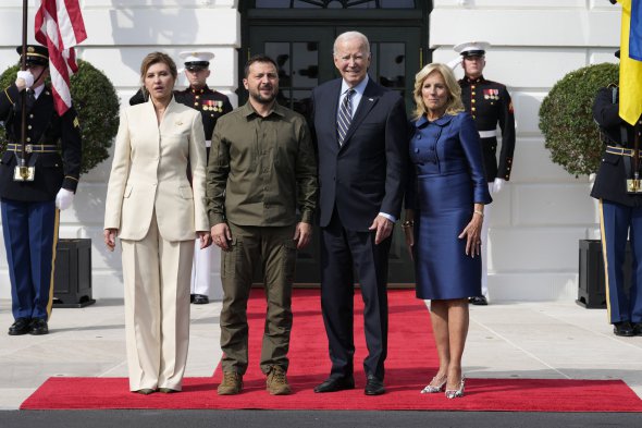 Президент США Джо Байден с супругой Джилл встречают Владимира и Елену Зеленских возле Белого дома 