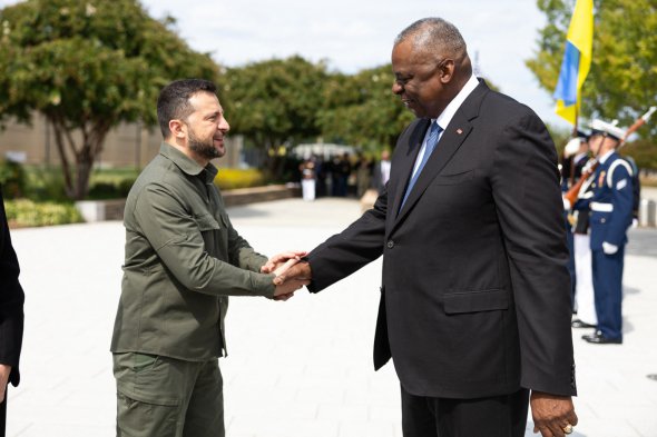 Министр обороны Остин и Зеленский пожимают руки возле Пентагона в Вашингтоне