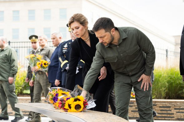 Президента Зеленский с женой возлагают венки к мемориалу 11 сентября возле Пентагона в Вашингтоне 