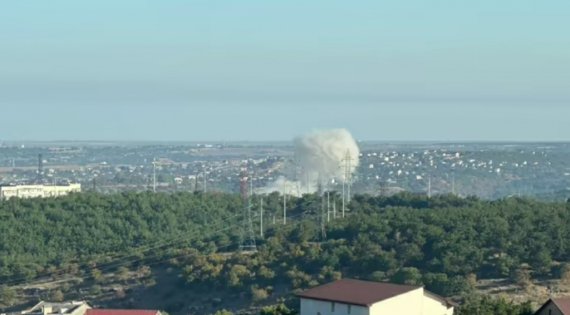 У Севастополі повідомляють про вибухи та дим