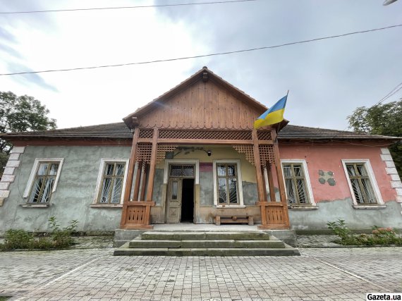 Адміністративна будівля солеварні. Будівельники відновили її старовинний фасад  