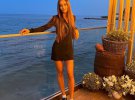 Ксения Мишина позировала в мини-платье на фоне моря