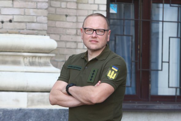 Михайло БАСАРАБ, 46 років, політолог, офіцер Збройних сил України. Народився 22 лютого 1977-го у Дрогобичі на Львівщині. Закінчив філософський факультет Київського національного університету імені Тараса Шевченка. Отримав диплом політолога. Ступінь кандидата політичних наук здобув в Інституті політичних і етнонаціональних досліджень імені Івана Кураса Національної академії наук. Із початку 2000-х займається політичним аналізом і комунікаційними стратегіями. Один з ініціаторів громадянських кампаній ”Ні – змінам до Конституції в умовах воєнного стану!” та ”Закрий пельку Кремлю”. Брав участь у розробленні законопроєктів щодо відсічі збройній агресії Росії та статусу окупованих територій. Був співавтором Української доктрини безпеки та миру, розробленої Стратегічною радою Руху опору капітуляції. Із початком широкомасштабного вторгнення Росії перебував у лавах територіальної оборони Києва. Із червня 2022 року служить у Збройних силах України, капітан. 10 років професійно займався плаванням. Одружений, має сина