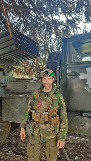 Анатолій ПЕТЛЬОВАНИЙ, 49 років, підприємець, молодший сержант, командир бойової машини БМ-21 ”Град”. Народився 19 травня 1974-го в селі Чагарі Чортківського району на Тернопільщині. 1975 року родина переїхала в Чортків. Мати працювала завідувачкою гастроному, батько був заступник директора міськторгу з господарської частини. Закінчив Тернопільський комерційний технікум із червоним дипломом і Київський торгово-економічний університет. Працював директором трьох магазинів Чортківського куща ТзОВ ”Спорттовари”. Потім п’ять років був на заробітках за кордоном. Коли повернувся, відкрив ювелірний магазин-салон Silver. ”Справа захопила, бізнес розвивався. 2019 року в Києві вивчився на курсах ювелірів і відкрив майстерню. Мав намір запускати виробництво, але не встиг – почалася повномасштабна війна”. З 2015 року займається волонтерською діяльністю. Один із засновників громадської організації ”Альтернатива-Чортків”, ідейник, один із засновників та організаторів військово-історичного фестивалю ”Чортківська Офензива” 2018-го та 2019 року. З 2019 року з однодумцями відроджував ”Пласт НСОУ. Станицю Чортків” – національну скаутську організацію. Із початку повномасштабної війни служив у роті охорони Чорткова, з червня 2022-го воює на східному напрямку. Командир бойової машини БМ-21 ”Град” у складі 81-ї аеромобільної бригади десантно-штурмових військ. У серпні торік нагороджено відзнакою президента України ”За оборону України”. У шлюбі. Дружина Яна – освітянка, історикиня, нині – голова кризово-гуманітарного волонтерського штабу в Чорткові, станична ”Пласт НСОУ. Станиці Чортків”, заступниця директора з навчально-виховної роботи ВПС ”Чортківський фаховий коледж економіки та підприємництва ЗУНУ”. Має трьох синів і двох доньок. До повномасштабного вторгнення жив у Чорткові