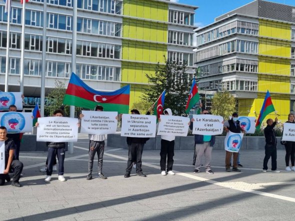 На акції помічені плакати, які підкреслюють спільність викликів, з якими стикаються Азербайджан і Україна, зокрема проти сепаратизму