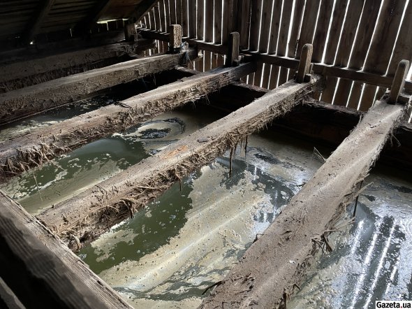 Коли через пісок та глину фільтруються підземні води, далі у них галіт розчиняється й утворюється природний розсіл