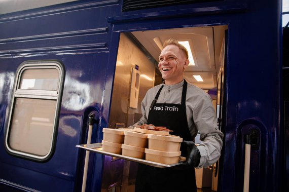 Укрзалізниця створила перший у світі автономний потяг-кухню – Food Train