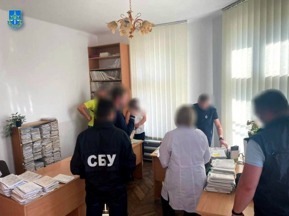 ДБР затримало на Львівщині посадовців, які вимагали у військового гроші за оформлення інвалідності батьку