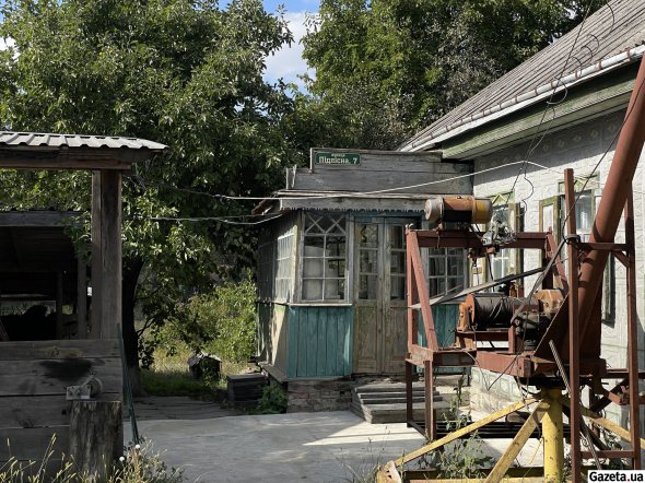 Громадський транспорт до поселення не їздить, найближча зупинка у селі Новоселиця