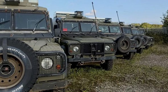 Порошенко у Великій Британії купив нову партію техніки для фронту: броньовані Land Rover для евакуації, бензовози і вантажівки