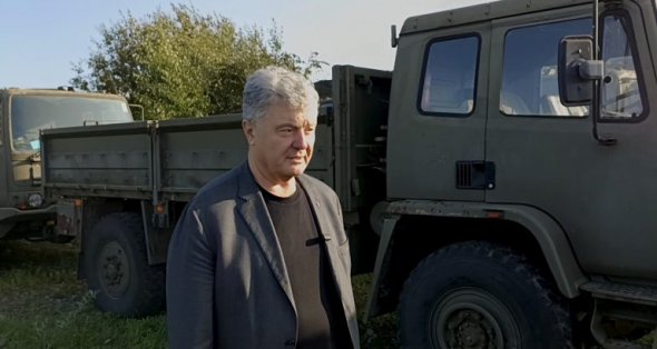 Порошенко у Великій Британії купив нову партію техніки для фронту: броньовані Land Rover для евакуації, бензовози і вантажівки