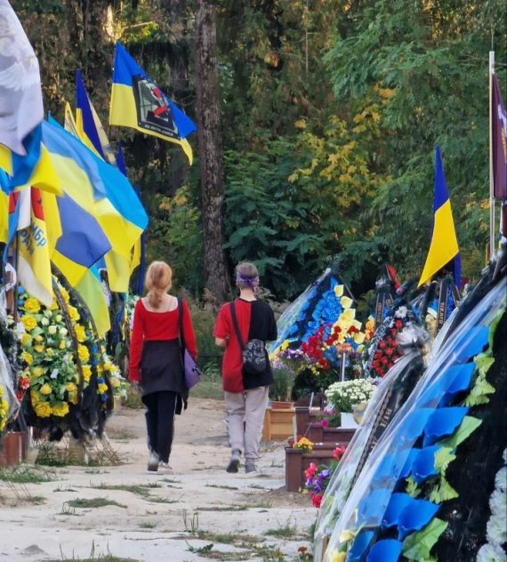 У Києві підлітки обкрадали могили загиблих військових