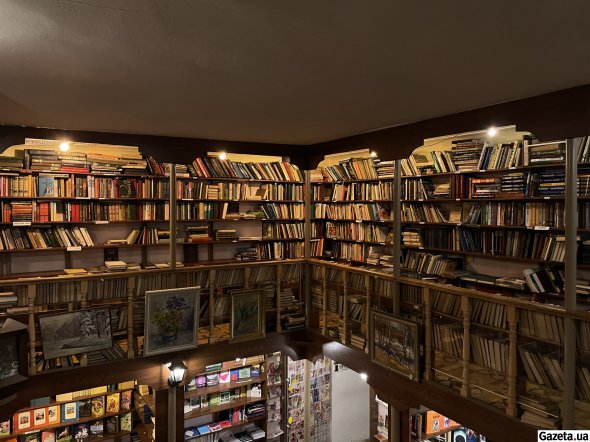 В книжном магазине работает три человека. Есть два зала и множество отделов по жанрам и темам
