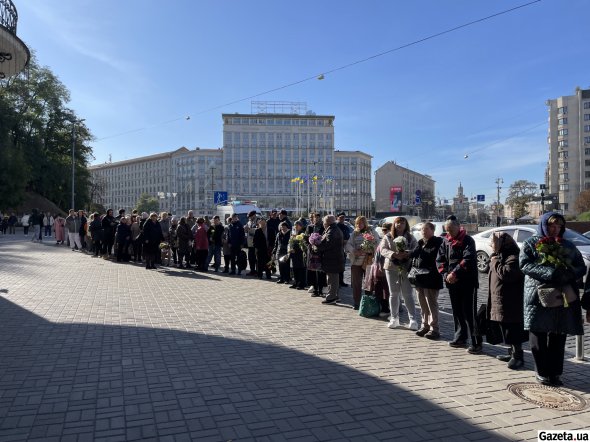 Сотні людей прийшли на прощання з Ніною Матвієнко 