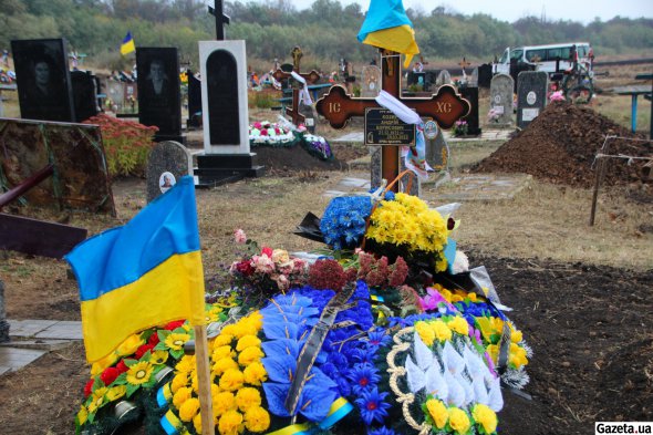 Военного Андрея Козыря 5 октября перезахоронили из Днепра на кладбище родного села Гроза. Во время поминального обеда за ним в кафе попала российская ракета