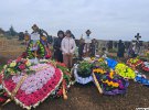 Любовь Козырь и ее внучка 10-летняя Настя у могилы Ольги Пантелеевой – дочери и матери