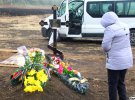 Валентина Козырь у могилы своего внука, 8-летнего Ивана Козыря
