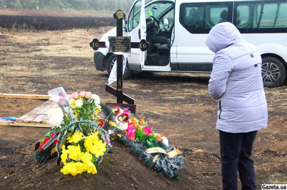 Валентина Козир біля могили свого онука, 8-річного Івана Козиря