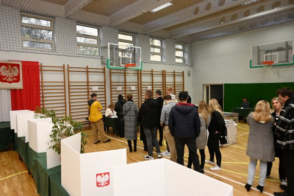 Поляки голосуют на выборах 