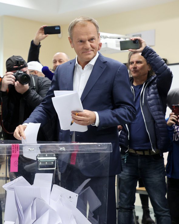 Лідер опозиції Дональд Туск голосує у Варшаві 
