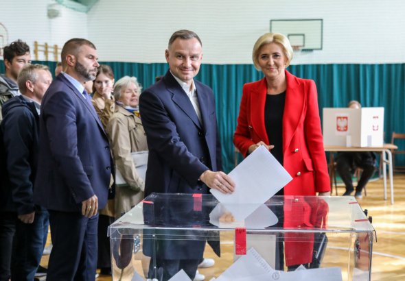 Президент Анджей Дуда голосує з дружиною на виборах у Кракові 