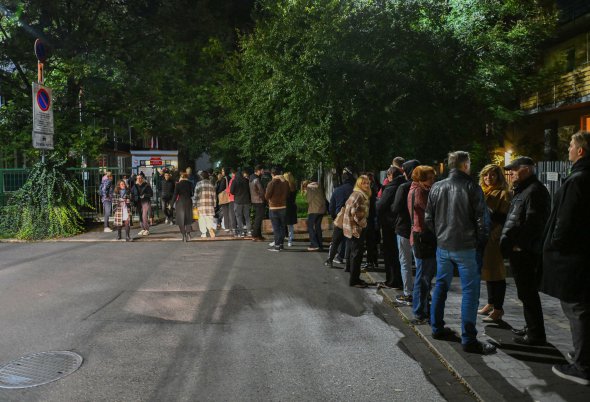 Огромная очередь к избирательному участку за час до закрытия участков в Кракове 