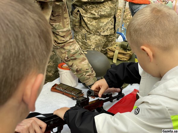 Військовослужбовці проводили майтер-класи з поводження зі зброєю