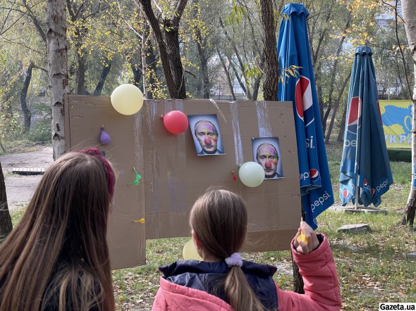 Для відвідувачів підготували розважальну програму. Проводили ігри й флешмоби