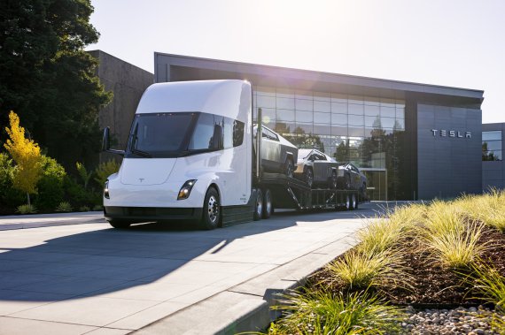 Tesla розпочинає поставки електричного пікапа Cybertruck