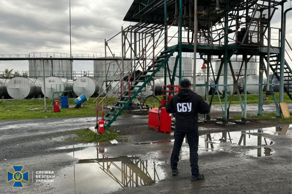 СБУ та БЕБ викрили схему незаконного виробництва і продажу пального