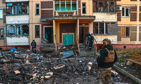 Поліцейські з підрозділу ”Білий янгол” рятують мешканців  чотирнадцяти поверхівки в Авдіївці Донецької області 24 ­жовтня 2023 року