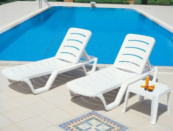 Шезлонги для басейну – чудовий аксесуар, який дозволяє насолодитися відпочинком та комфортом