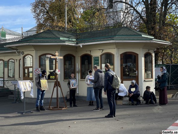 Нижняя лавра сейчас закрыта для посетителей, однако в храме Агапита до сих пор проводят богослужения на русском языке.