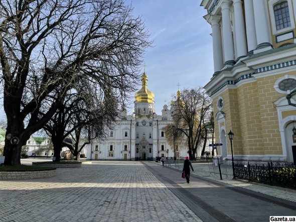 Успенський собор розташований на території Верхньої лаври. Зараз тут проводять служби українською вперше за багато років