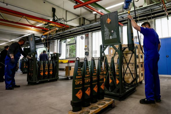 Техніки німецької збройової компанії Rheinmetall працюють над 155-мм боєприпасами, які будуть доставлені ЗСУ