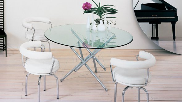 Круглые столы создают атмосферу общения и идеально подходят для компактных помещений
