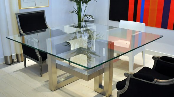 Квадратные столы - идеальный вариант для небольших кухонь, поскольку они занимают мало места, но позволяют комфортно разместить несколько человек