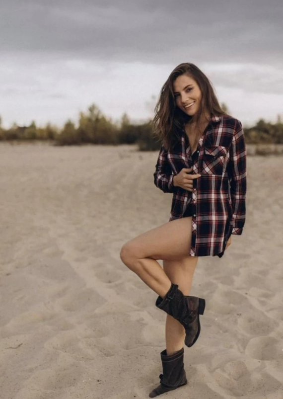 Антоніна Хижняк показала струнку фігуру в короткій сорочці