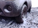Брудна машина, яку трохи присипало снігом. На таких евакуюють поранених