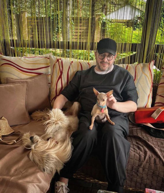 Суханов народився в Росії. 2011 року він почав працювати ведучим на одному з українських телеканалів. З початком військового конфлікту на Сході України Суханов остаточно переїхав до Києва. Згодом знаменитість отримав українське громадянство