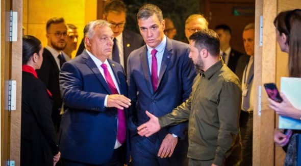 Угорський прем'єр Віктор Орбан і президент України Володимир Зеленський на саміті минулого місяця